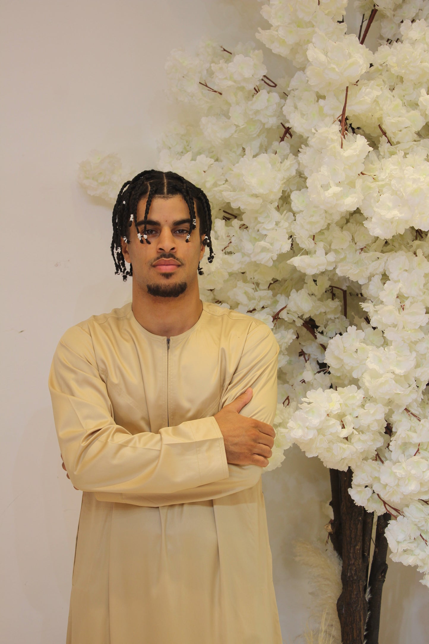 Shiny Emirati Thobe With a Zip