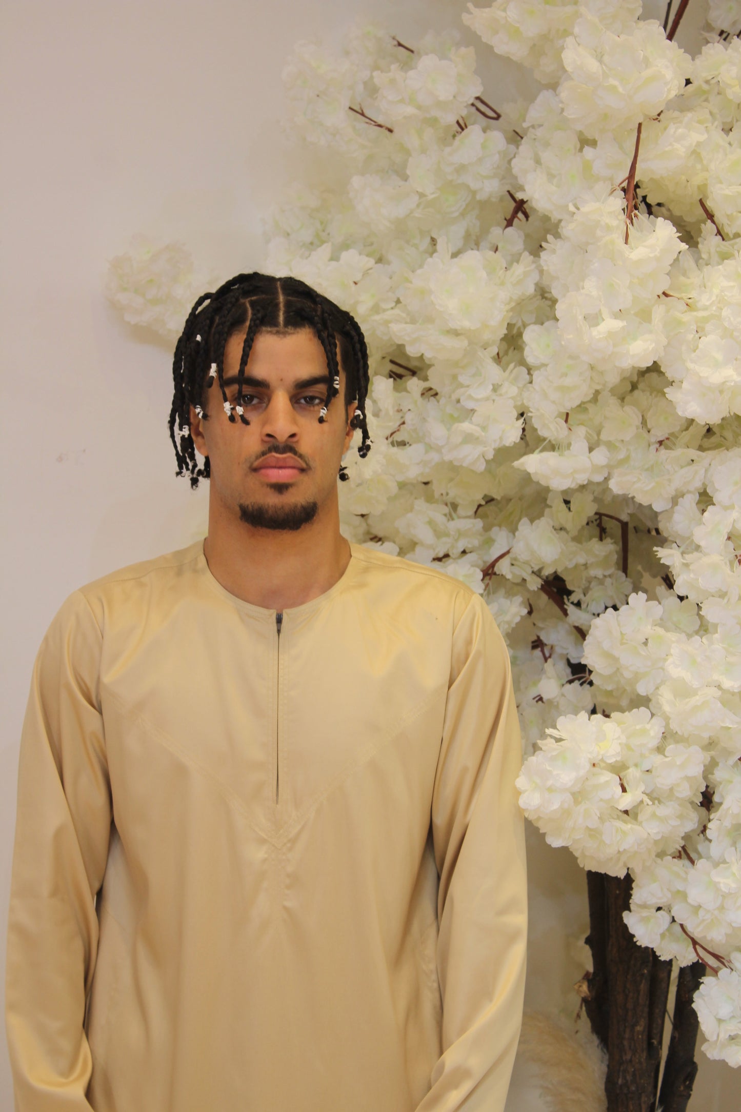 Shiny Emirati Thobe With a Zip