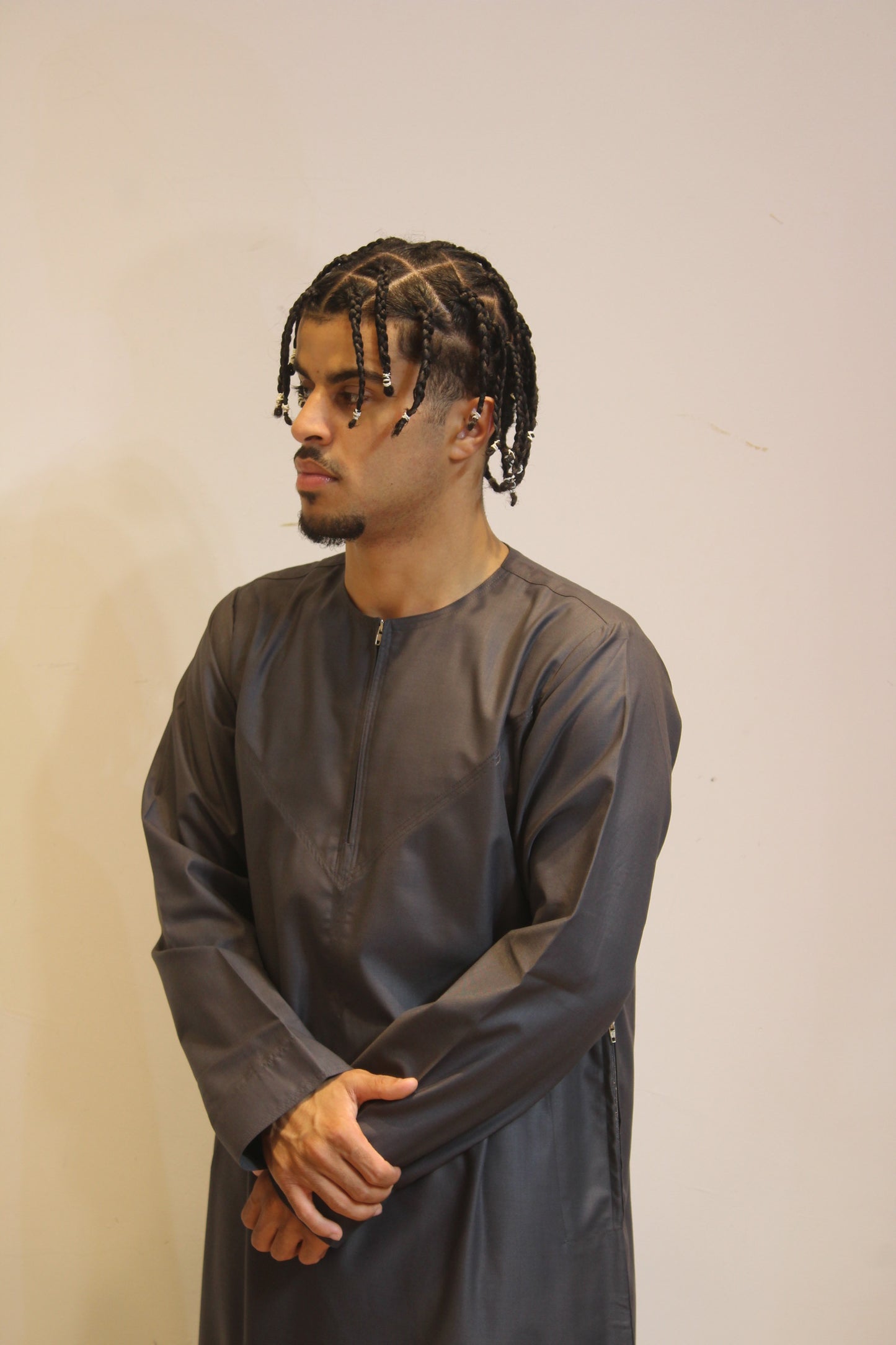 Shiny Emirati Thobe With a Zip