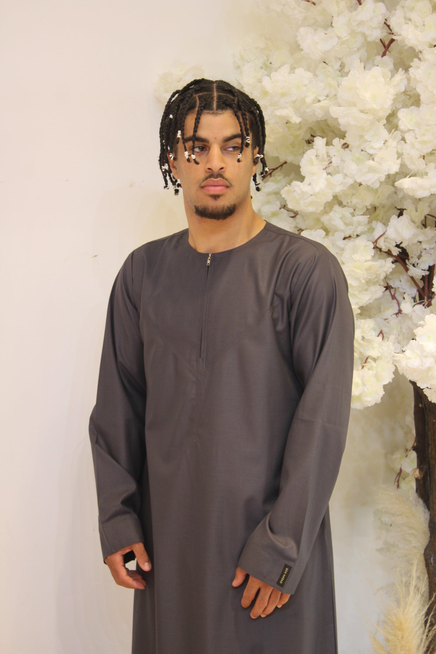 Shiny Emirati Thobe With a Zip