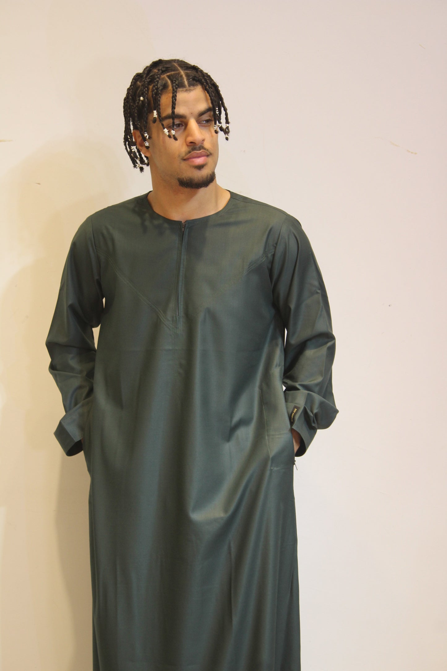 Shiny Emirati Thobe With a Zip