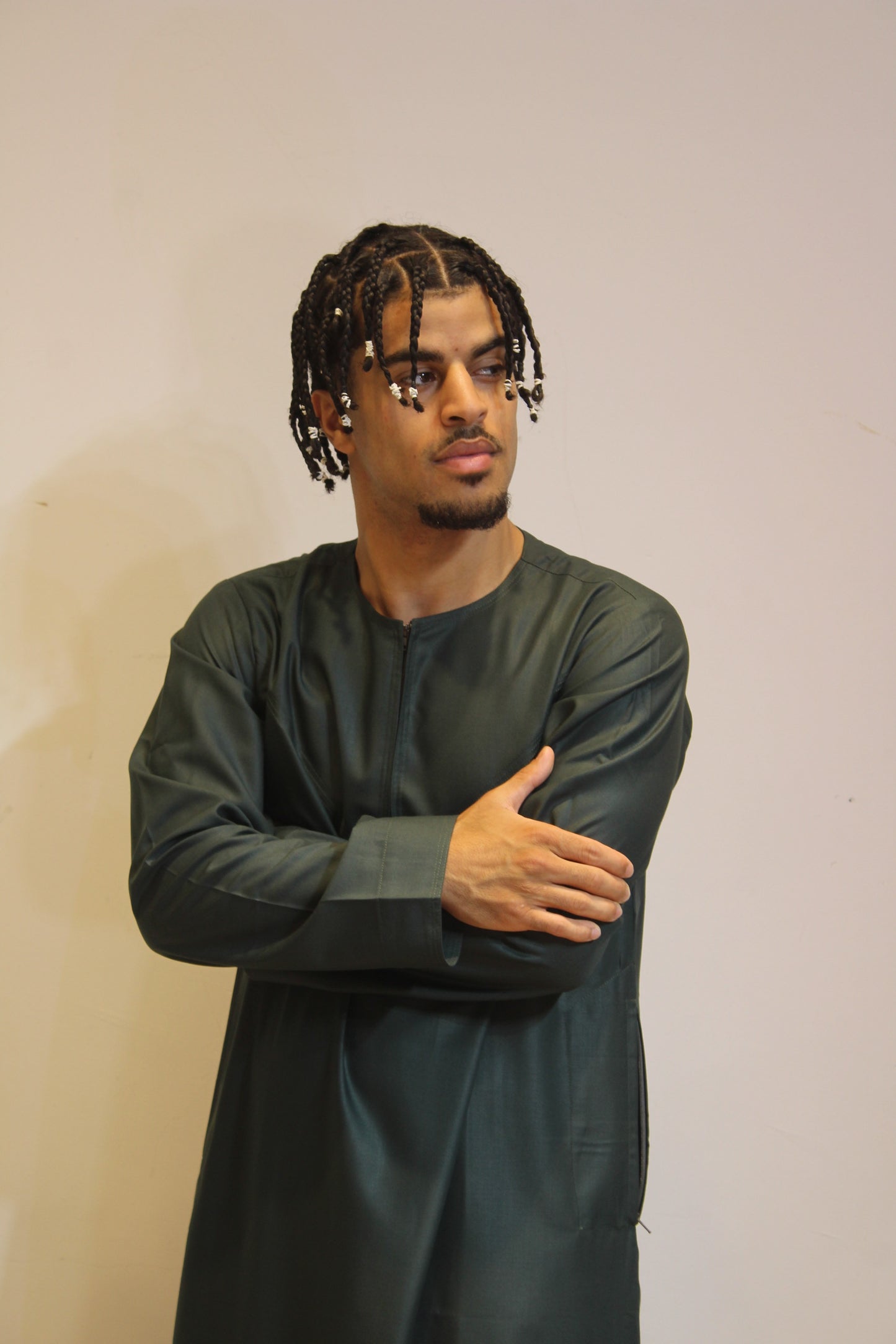 Shiny Emirati Thobe With a Zip