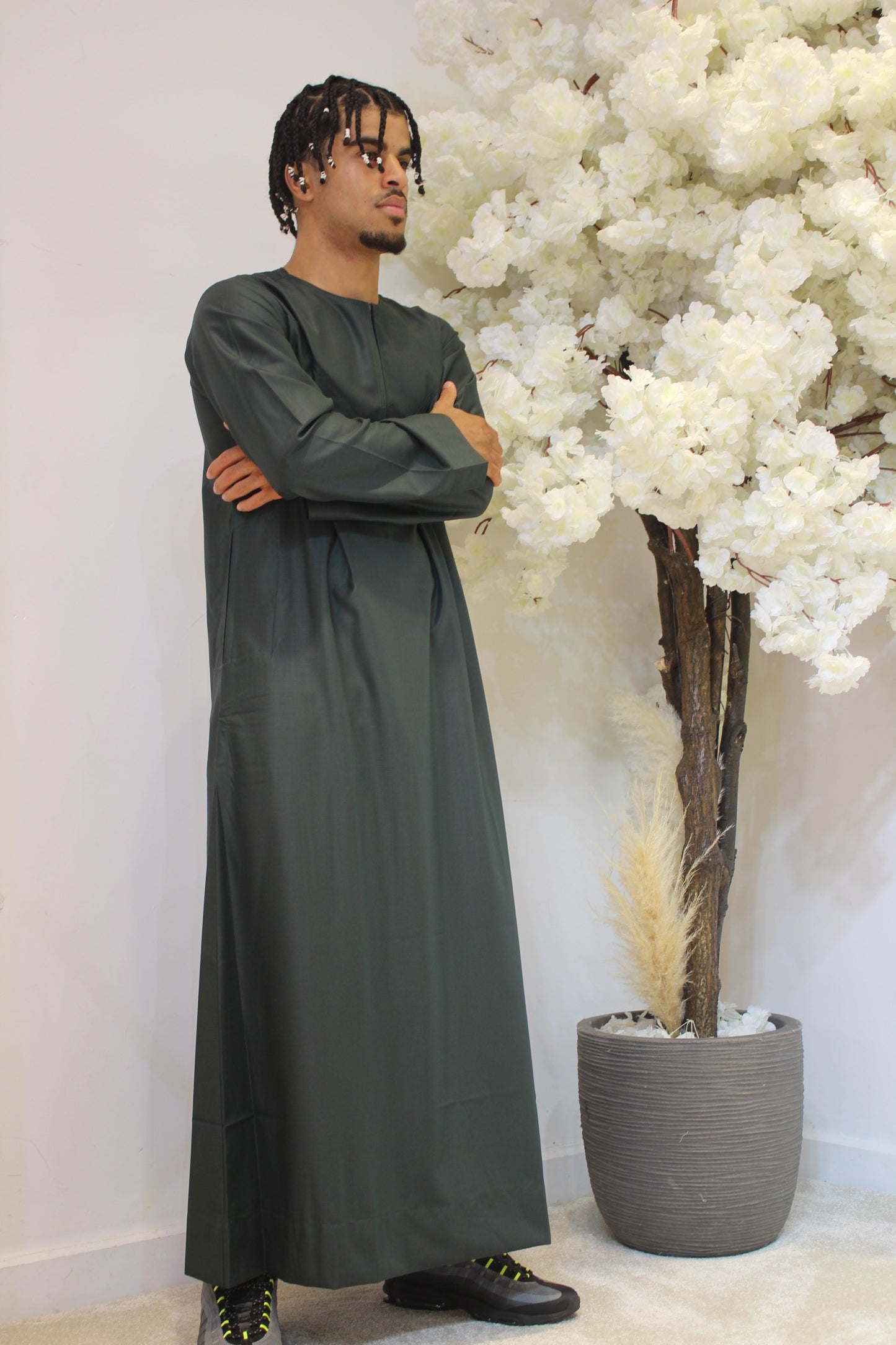 Shiny Emirati Thobe With a Zip