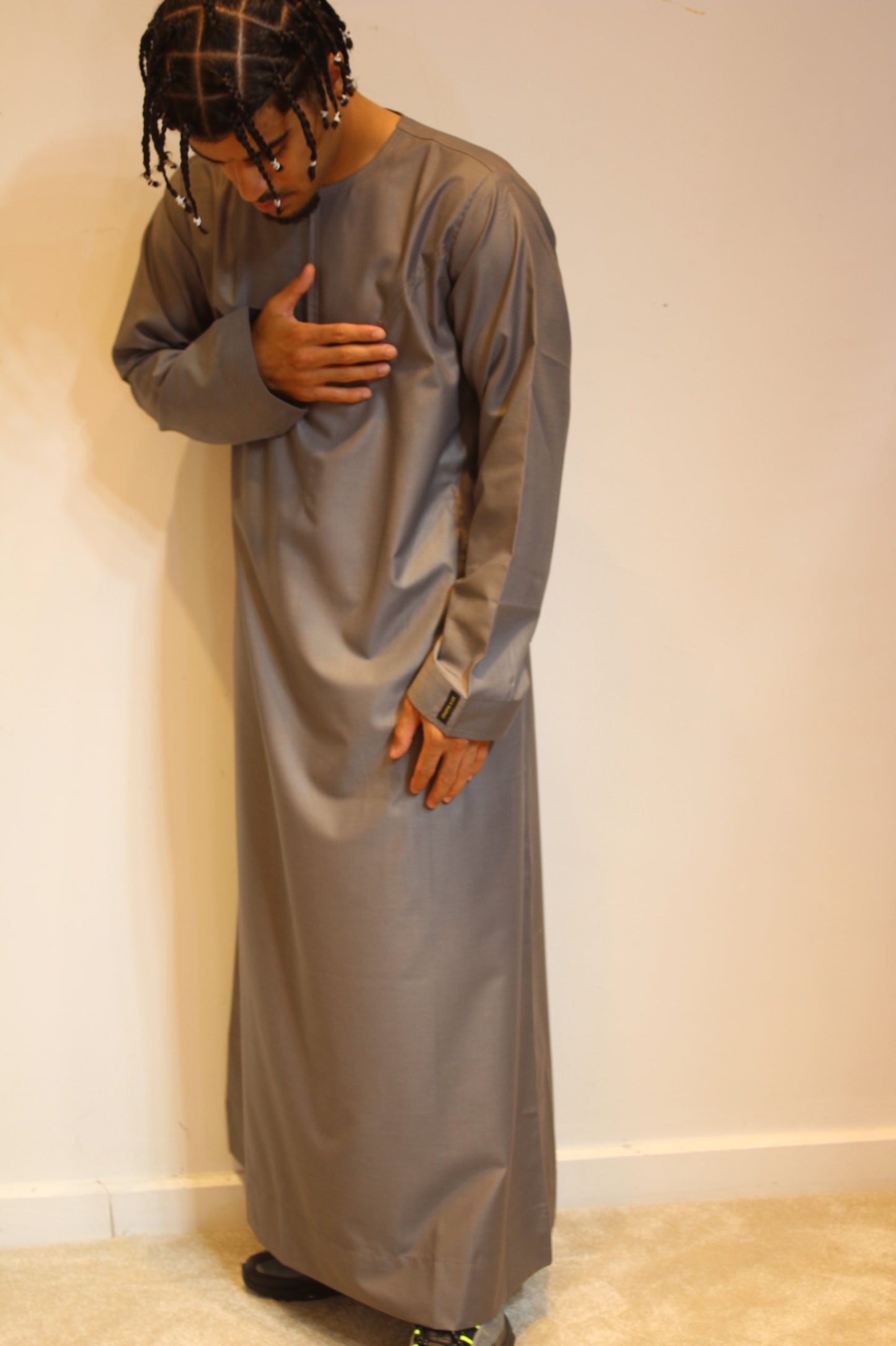 Shiny Emirati Thobe With a Zip