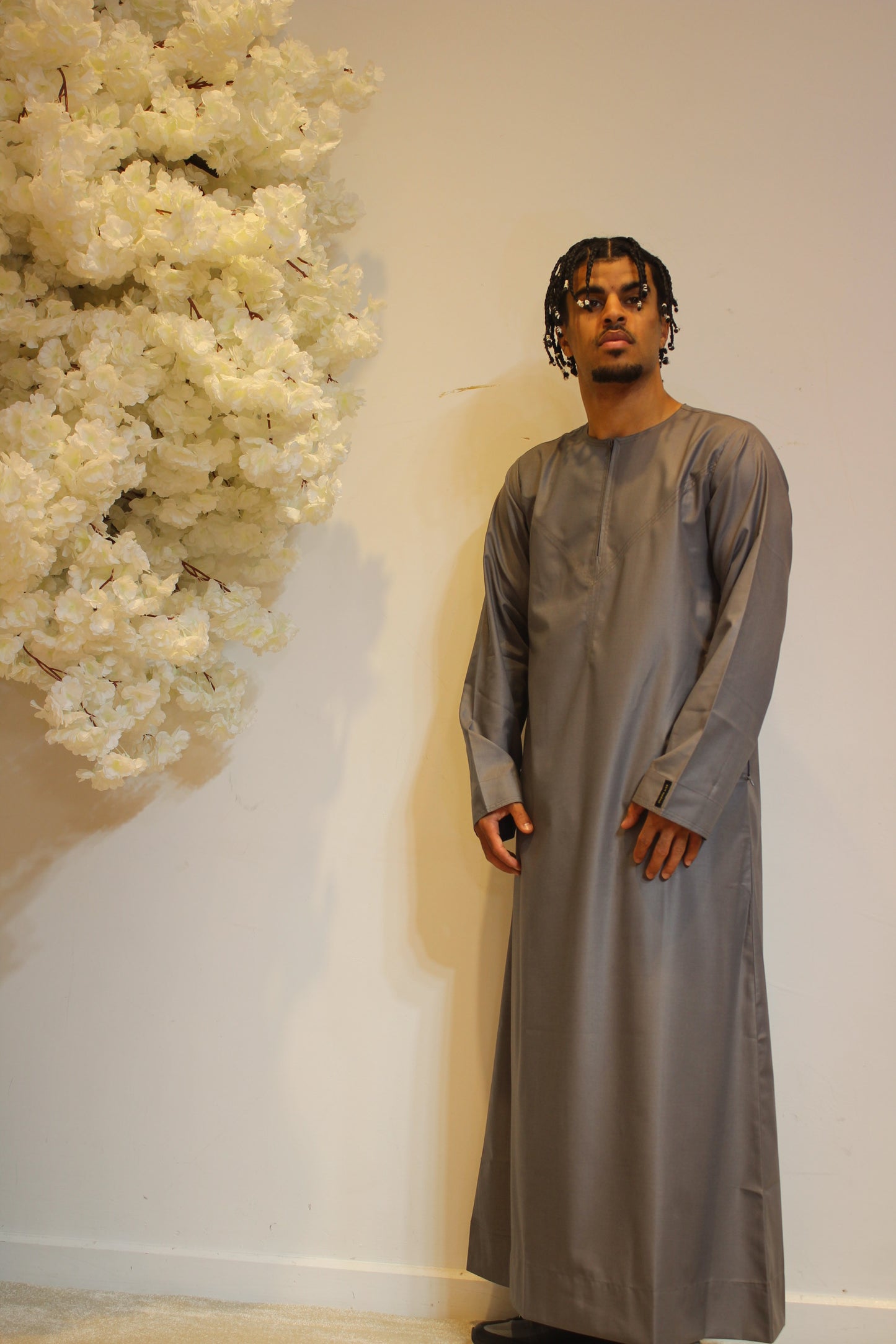 Shiny Emirati Thobe With a Zip