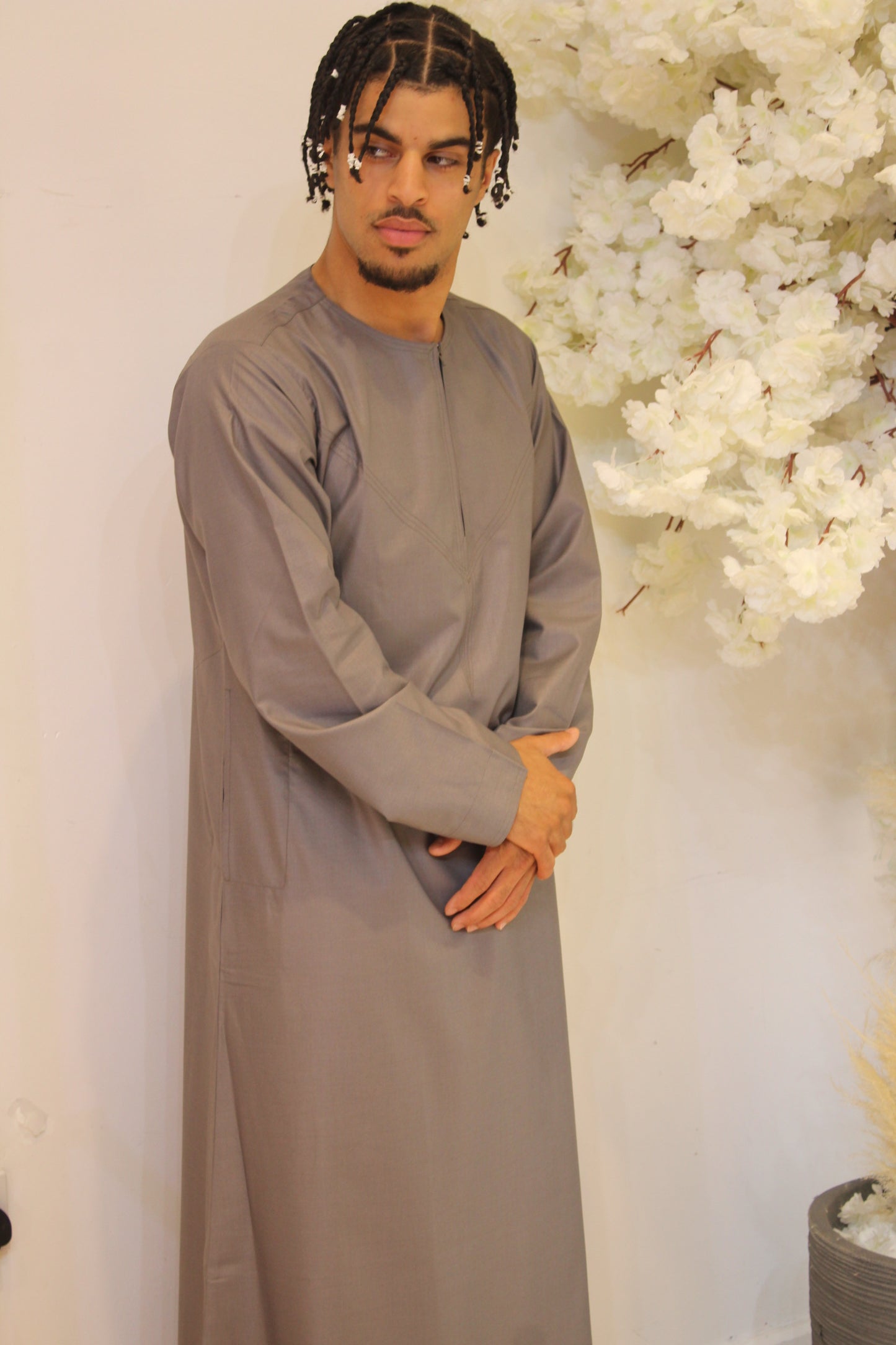 Shiny Emirati Thobe With a Zip