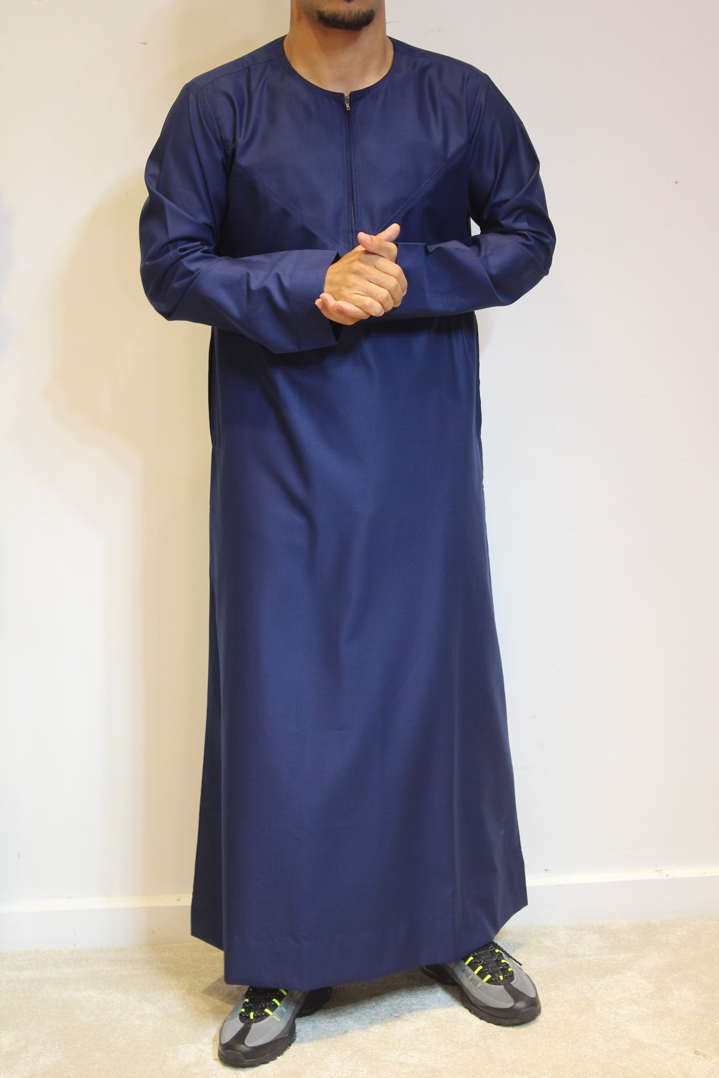 Shiny Emirati Thobe With a Zip