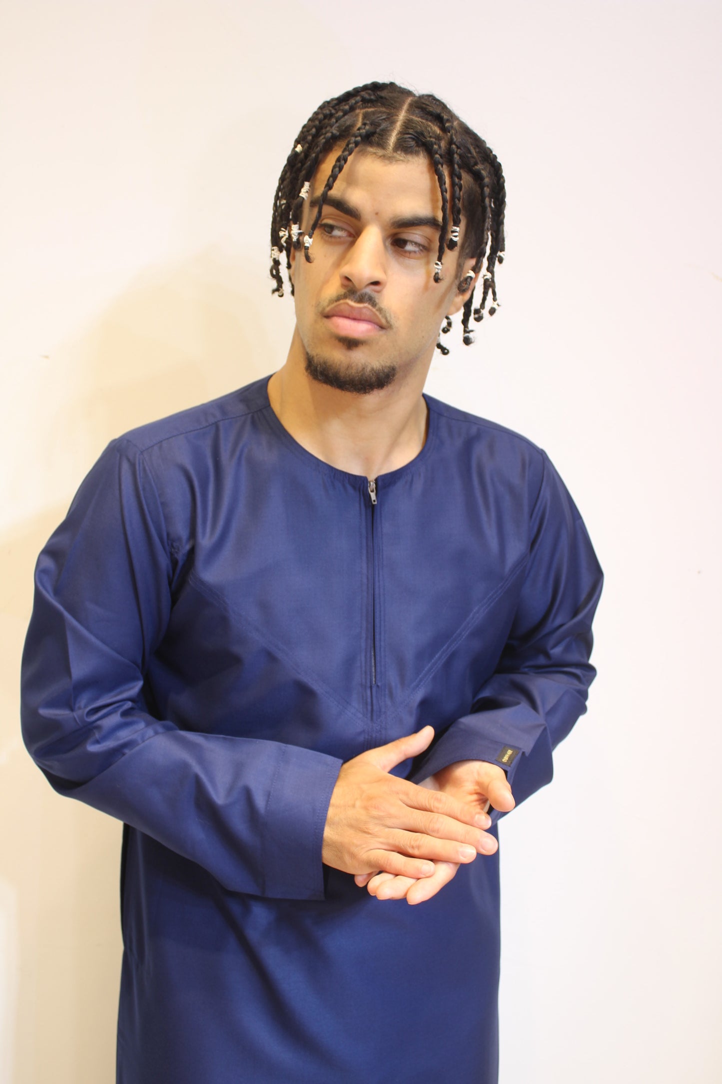 Shiny Emirati Thobe With a Zip