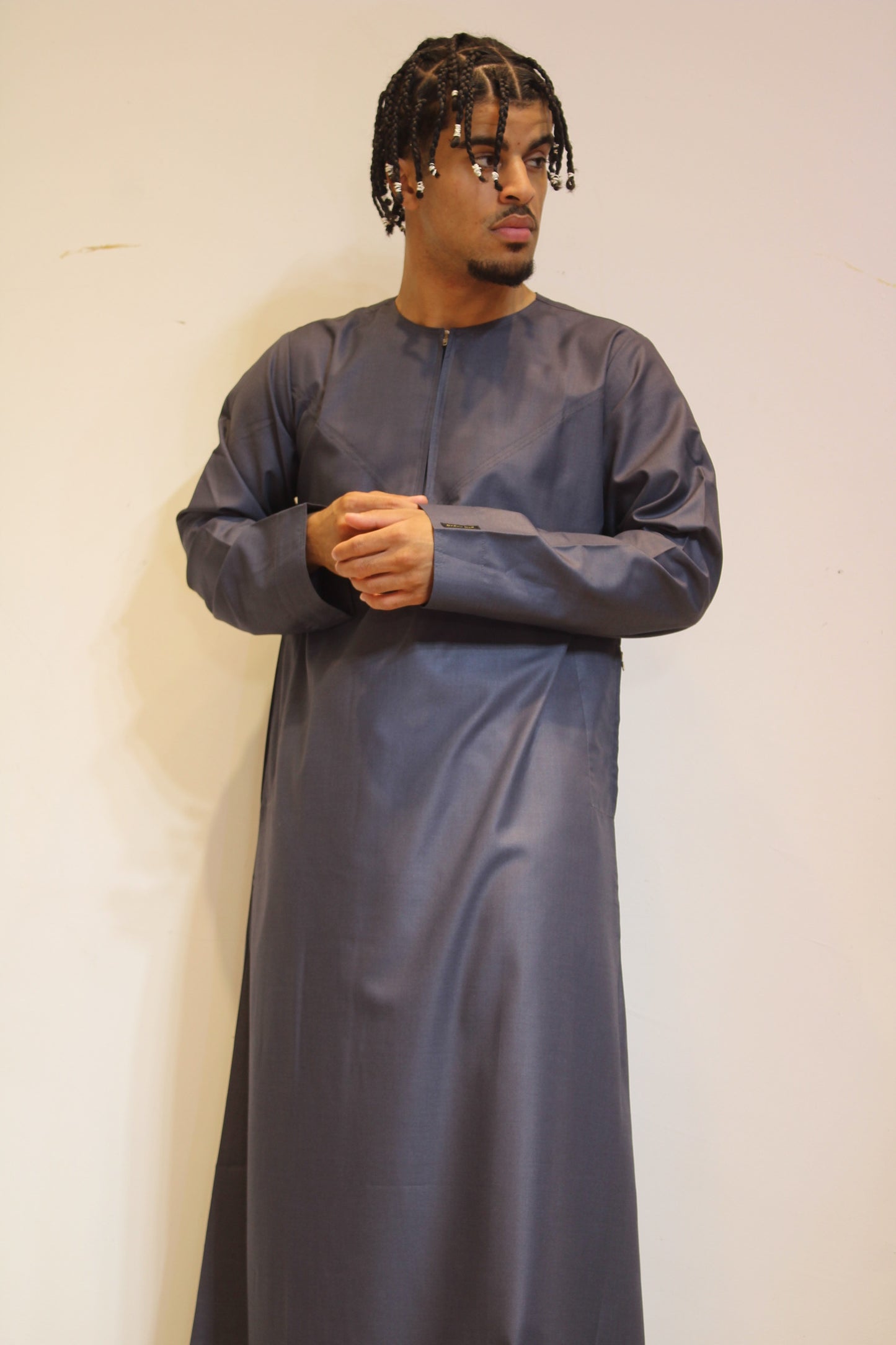 Shiny Emirati Thobe With a Zip