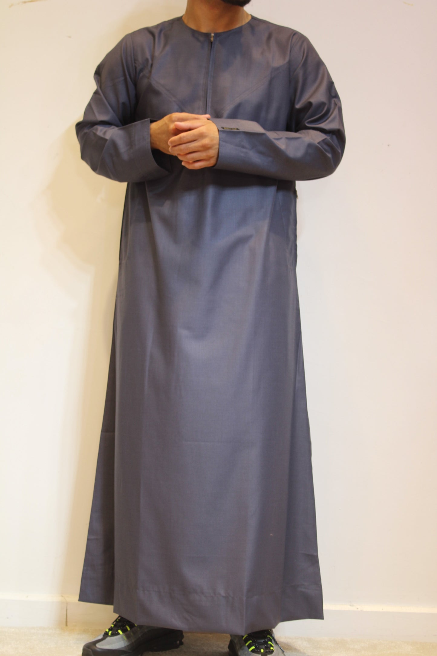 Shiny Emirati Thobe With a Zip