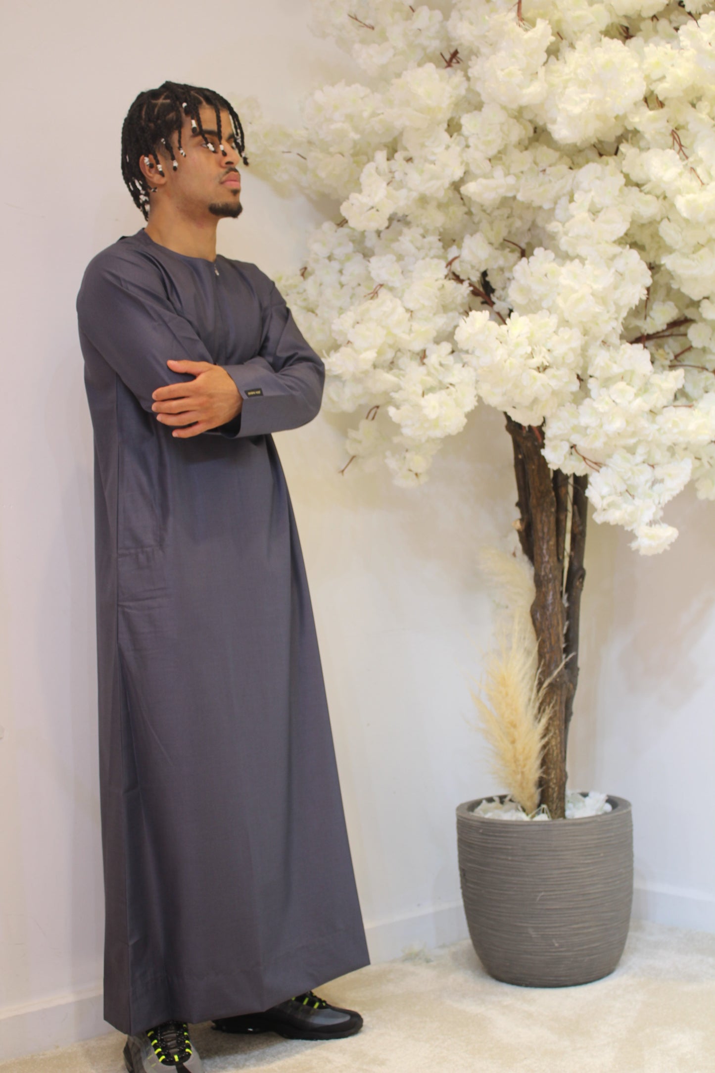 Shiny Emirati Thobe With a Zip