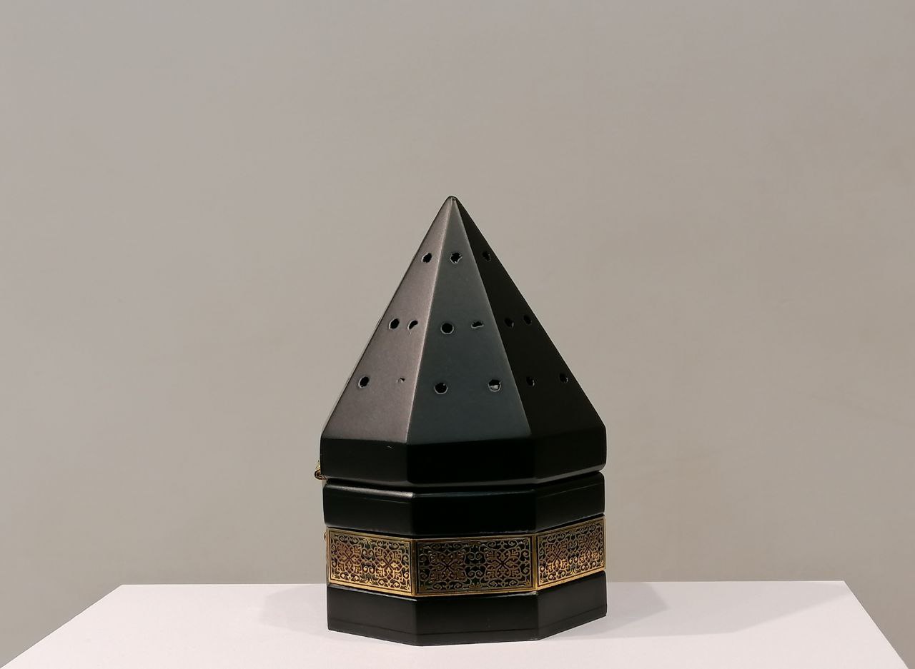 Black Arabic Bakhoor Burner with Golden Decorations