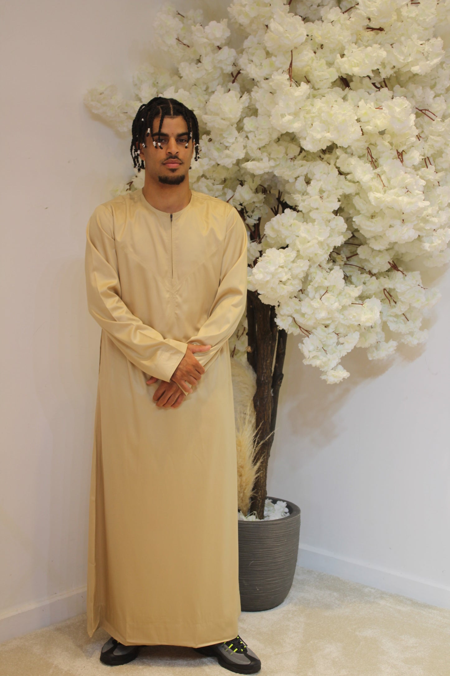 Shiny Emirati Thobe With a Zip