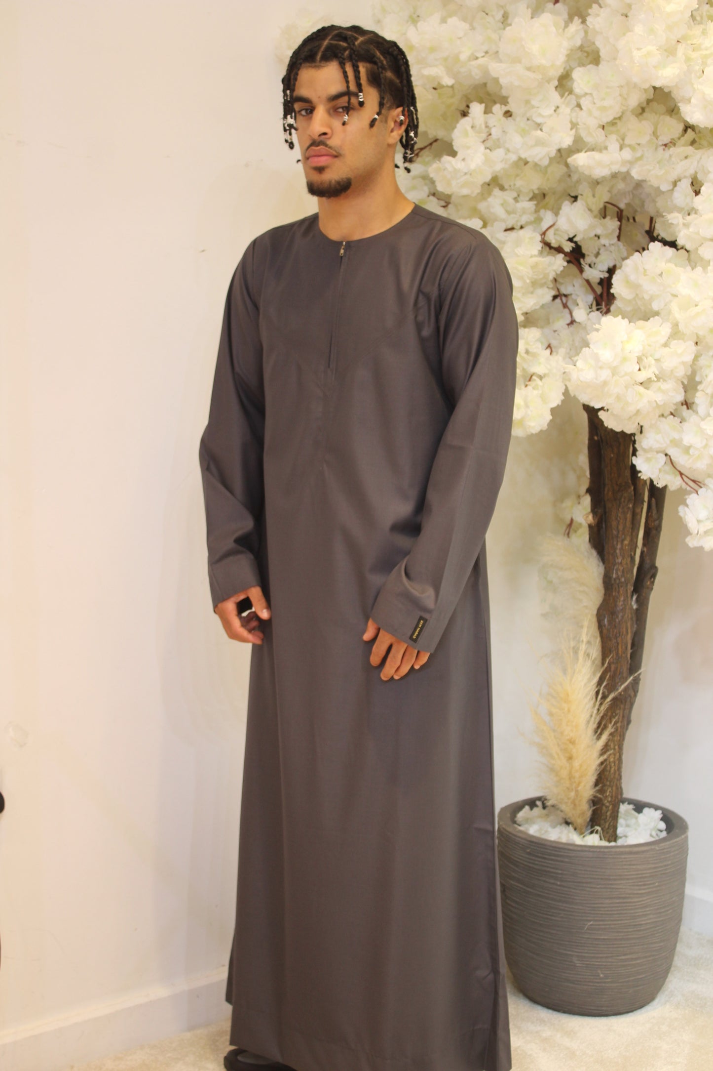 Shiny Emirati Thobe With a Zip
